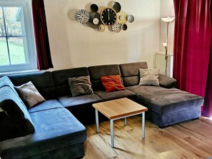 Brown, Property, Furniture, Couch, Wood, Interior Design, Rectangle, Living Room, Floor, Flooring