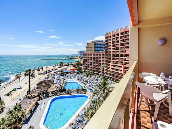 Water, Sky, Building, Seaside Resort, Azure, Swimming Pool, Cloud, Urban Design, Condominium, Leisure