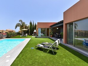 Eigentum, Himmel, Pflanze, Wasser, Schatten, Schwimmbad, Gras, Freizeit, Gartenmöbel, Urban Design