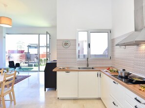 Cabinetry, Sinken, Spüle, Möbel, Countertop, Fenster, Zapfhahn, Gebäude, Küche