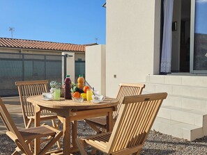 Möbel, Himmel, Gebäude, Eigentum, Tabelle, Stuhl, Fenster, Holz, Schatten, Gartenmöbel