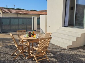 Möbel, Gebäude, Fenster, Stuhl, Himmel, Tabelle, Strassenbelag, Schatten, Gartenmöbel, Holz
