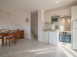Cabinetry, Möbel, Countertop, Gebäude, Holz, Interior Design, Flooring, Küche, Fussboden, Küchengerät