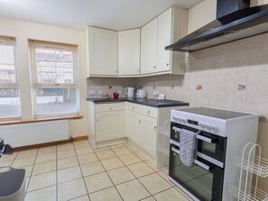 Cabinetry, Countertop, Eigentum, Herd, Küche, Küchengerät, Fenster, Haushaltsgerät, Interior Design, Die Architektur