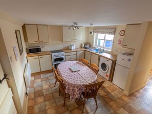 Cabinetry, Möbel, Eigentum, Countertop, Küchengerät, Haushaltsgerät, Küche, Tabelle, Holz, Stuhl