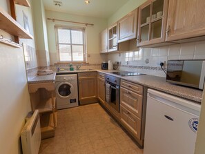 Cabinetry, Countertop, Küchengerät, Herd, Holz, Küche, Haushaltsgerät, Interior Design, Fussboden, Flooring