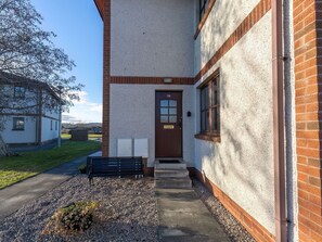 Daytime, Eigentum, Pflanze, Gebäude, Himmel, Fenster, Strassenbelag, Mauerwerk, Backstein, Schatten
