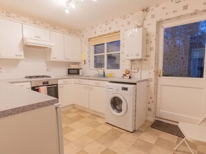 Wäschekammer, Cabinetry, Countertop, Armatur, Zapfhahn, Fenster, Gebäude, Sinken, Waschmaschine, Herd