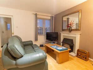 Bilderrahmen, Eigentum, Komfort, Couch, Interior Design, Flooring, Fussboden, Fernsehen, Wohnzimmer, Holz