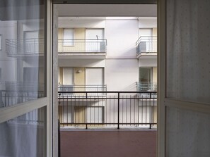 Plante, Bâtiment, Ciel, Fenêtre, Maison, Végétation, Arbre, Biome, Quartier