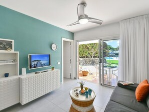 Himmel, Eigentum, Möbel, Tabelle, Gebäude, Wasser, Stuhl, Holz, Schatten, Interior Design