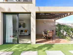 Möbel, Stuhl, Himmel, Schatten, Interior Design, Tabelle, Gartenmöbel, Pflanze, Gebäude, Wohngebiet