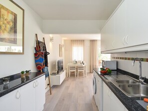 Himmel, Eigentum, Möbel, Tabelle, Gebäude, Wasser, Stuhl, Holz, Schatten, Interior Design