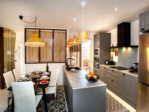 Himmel, Eigentum, Möbel, Tabelle, Gebäude, Wasser, Stuhl, Holz, Schatten, Interior Design