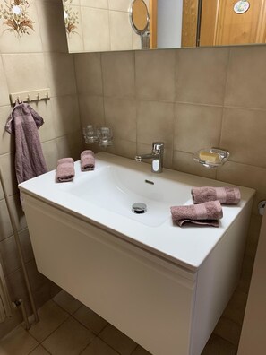 Building, Plumbing Fixture, Tap, Property, Bathroom Sink, Bathtub, Bathroom, House, Toilet, Wood