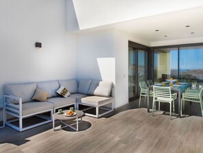 Möbel, Tabelle, Azurblau, Komfort, Couch, Schatten, Holz, Beleuchtung, Wohnzimmer, Flooring