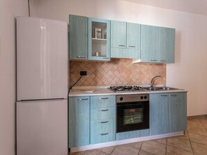 Cabinetry, Eigentum, Gebäude, Sinken, Countertop, Herd, Zapfhahn, Küche, Haus, Küchengerät