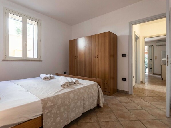 Möbel, Fenster, Gebäude, Holz, Komfort, Tür, Bettrahmen, Interior Design, Flooring