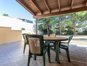 Möbel, Tabelle, Holz, Pflanze, Schatten, Stuhl, Tisch Im Freien, Baum, Interior Design, Gartenmöbel