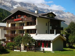 Wasser, Eigentum, Pflanze, Gebäude, Azurblau, Himmel, Fenster, Schwimmbad, Urban Design, Freizeit