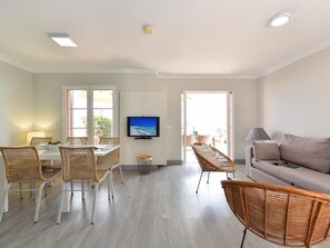Möbel, Tabelle, Fenster, Couch, Holz, Stuhl, Wohnzimmer, Schatten, Flooring, Interior Design