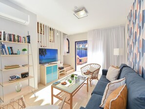 Tabelle, Eigentum, Möbel, Bilderrahmen, Couch, Azurblau, Interior Design, Beleuchtung, Stuhl, Wohnzimmer