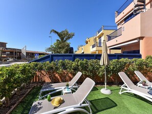 Gebäude, Pflanze, Himmel, Eigentum, Azurblau, Gartenmöbel, Schatten, Schwimmbad, Sonnenliege, Urban Design