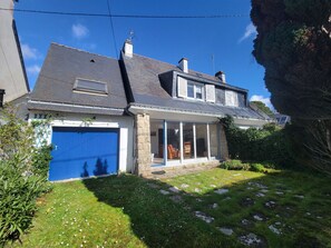 Plant, Sky, Building, Cloud, Window, House, Land Lot, Cottage, Residential Area, Grass