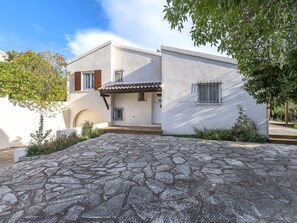 Bâtiment, Bleu Azur, Piscine, Ciel, Ombre, Arbre, L'Eau, Rectangle, Design Urbain, Mobilier De Jardin