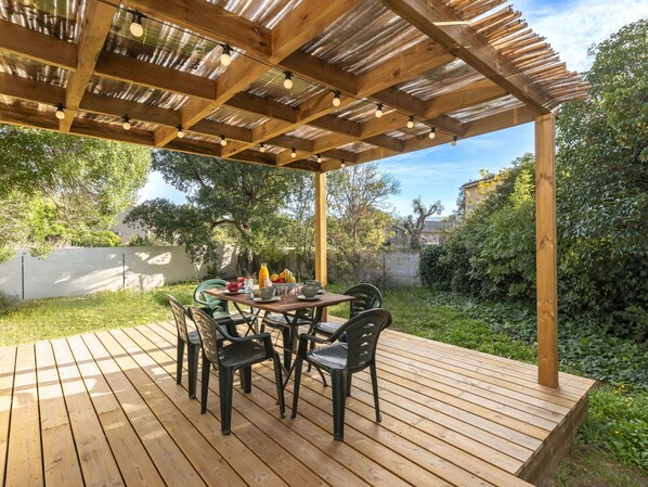 Bâtiment, Bleu Azur, Piscine, Ciel, Ombre, Arbre, L'Eau, Rectangle, Design Urbain, Mobilier De Jardin