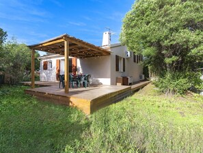 Bâtiment, Bleu Azur, Piscine, Ciel, Ombre, Arbre, L'Eau, Rectangle, Design Urbain, Mobilier De Jardin