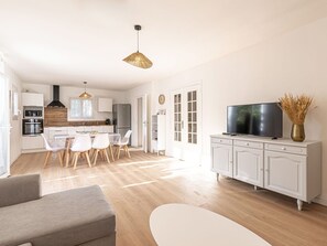 Bâtiment, Bleu Azur, Piscine, Ciel, Ombre, Arbre, L'Eau, Rectangle, Design Urbain, Mobilier De Jardin