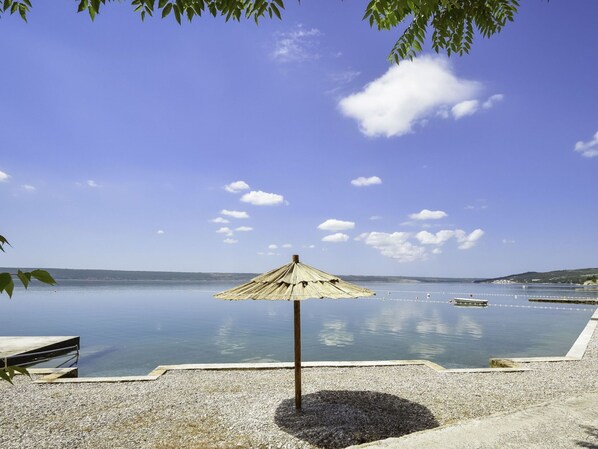 Gebäude, Azurblau, Schwimmbad, Himmel, Schatten, Baum, Wasser, Rechteck, Urban Design, Gartenmöbel