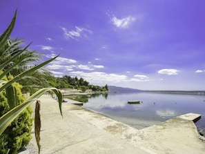 Gebäude, Azurblau, Schwimmbad, Himmel, Schatten, Baum, Wasser, Rechteck, Urban Design, Gartenmöbel