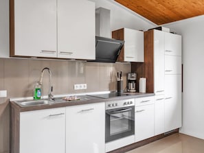 Cabinetry, Comptoir, Evier, Propriété, Évier, Bâtiment, Robinet, Cuisine, Cuisinière, Bois