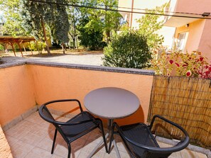 Pflanze, Eigentum, Möbel, Tabelle, Stuhl, Gebäude, Gartenmöbel, Schatten, Beleuchtung, Interior Design