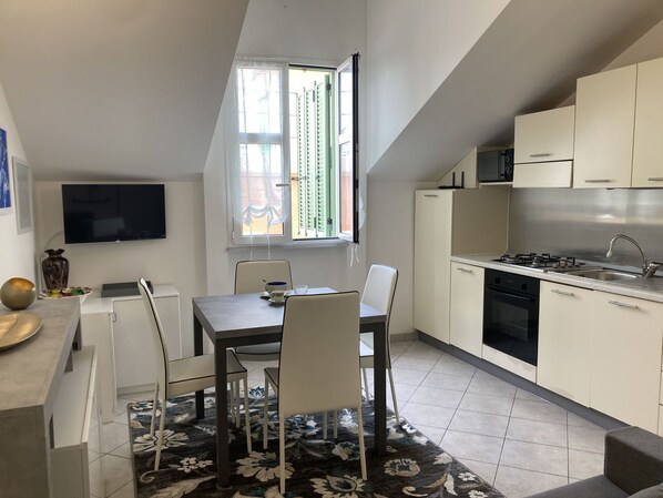 Meubles, Cabinetry, Comptoir, Fenêtre, Éclairage, Bâtiment, Cuisinière, Design Intérieur, Bois, Sol