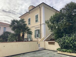 Nuage, Plante, Fenêtre, Bâtiment, Ciel, Lot Terre, Arbre, Zone Résidentielle, Maison