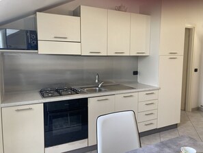 Cabinetry, Evier, Propriété, Robinet, Évier, Comptoir, Bâtiment, Cuisinière, Appareil De Cuisine, Cuisine