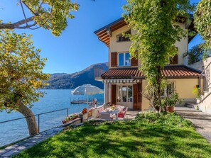 Wasser, Gebäude, Pflanze, Himmel, Fenster, Azurblau, Haus, Vegetation, Hütte, Sonnenlicht