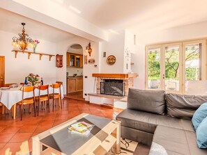 Bilderrahmen, Möbel, Eigentum, Couch, Pflanze, Orange, Wohnzimmer, Interior Design, Tabelle, Holz
