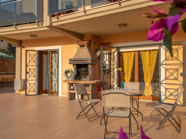 Bâtiment, Bois, Plante, Table, Fenêtre, Ombre, Immobilier, Chaise, Sol, Loisir