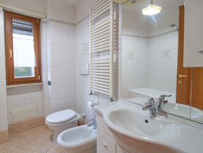 Miroir, Robinet, Luminaire Plomberie, Évier, Lavabo, Propriété, Fenêtre, Salle De Bains, Armoire De Toilette, Violet
