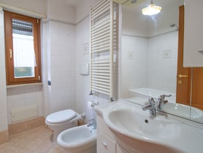 Miroir, Robinet, Luminaire Plomberie, Évier, Lavabo, Propriété, Fenêtre, Salle De Bains, Armoire De Toilette, Violet