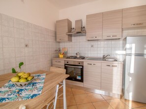 Cabinetry, Propriété, Meubles, Évier, Evier, Comptoir, Bâtiment, Robinet, Cuisinière, Cuisine