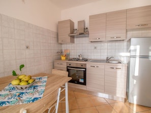 Cabinetry, Propriété, Meubles, Évier, Evier, Comptoir, Bâtiment, Robinet, Cuisinière, Cuisine