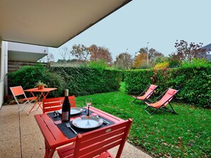 Plante, Meubles, Propriété, Table, Mobilier De Jardin, Ombre, Ciel, Chaise, Loisir, Herbe