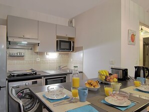 Comptoir, Cabinetry, Propriété, Cuisine, Appareil De Cuisine, Table, Vaisselle, Gaz Poele, Cuisinière, Électroménager