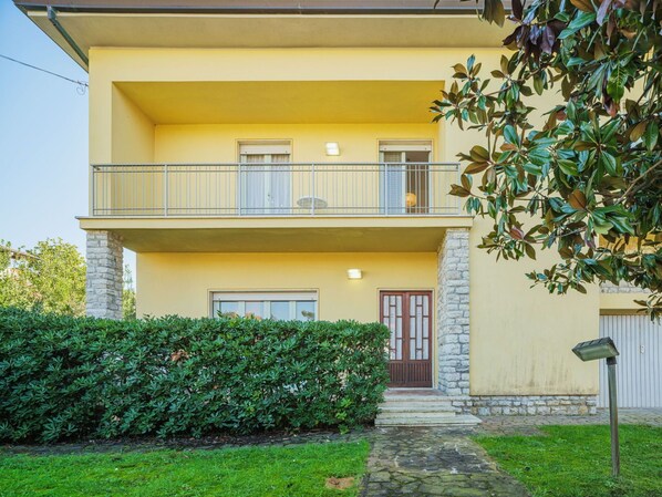 Pflanze, Gebäude, Eigentum, Fenster, Haus, Gras, Vegetation, Gelb, Nachbarschaft