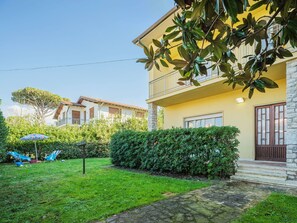 Plant, Sky, Property, Building, Window, Vegetation, Woody Plant, Real Estate, Grass, Facade